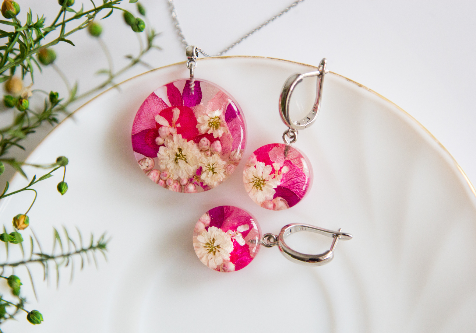 What is epoxy used in the art of preserving fresh flowers?